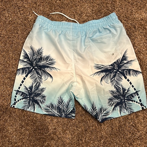 !NEVER WORN! Men’s swim trucks Large - Picture 3 of 7
